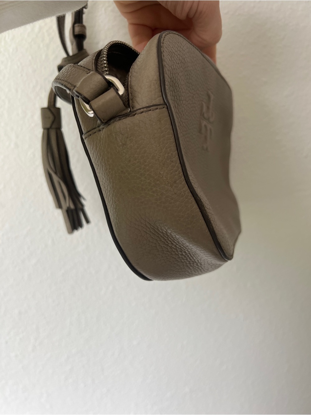 Tory Burch Taupe Pebbled Leather Camera Crossbody - Picture 5 of 9